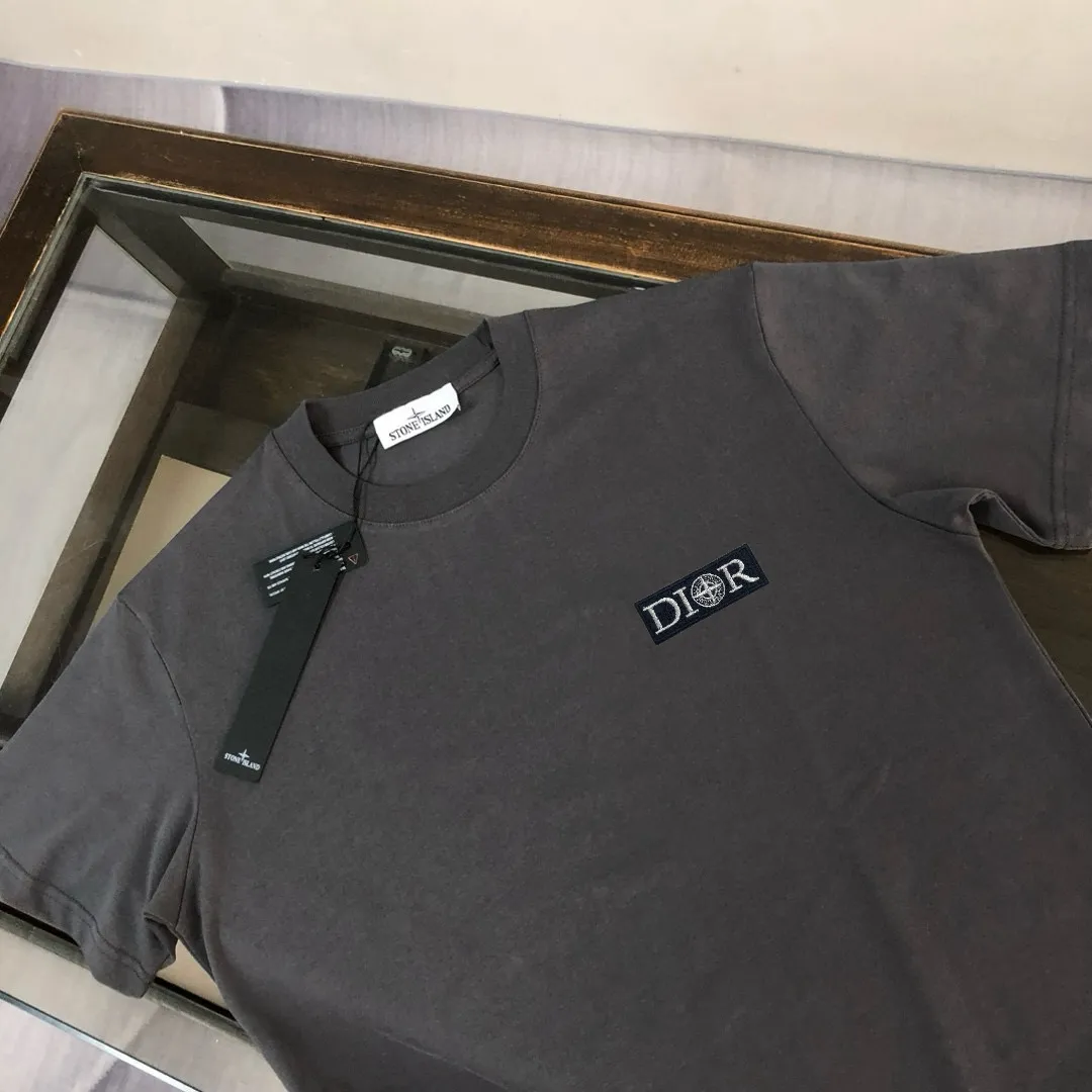 P150 A⭐️Stone Island Latest Couple Style Round Neck Short Sleeve Couple T-shirt ~ Spring and Summer New Product High Quality 🔥🔥Customized Unique Compass Logo Embroidery Logo Embellishment ~ Fashionable and Versatile Trendy Style Customized Imported Fabrics! Comfortable to wear, breathable, fashionable without losing personality, the upper body is casual and casual, handsome and stylish, showing the temperament of a big brand. All three standards are complete! ! Color: Black White Dark Gray Brown Size: SMLXLXXL